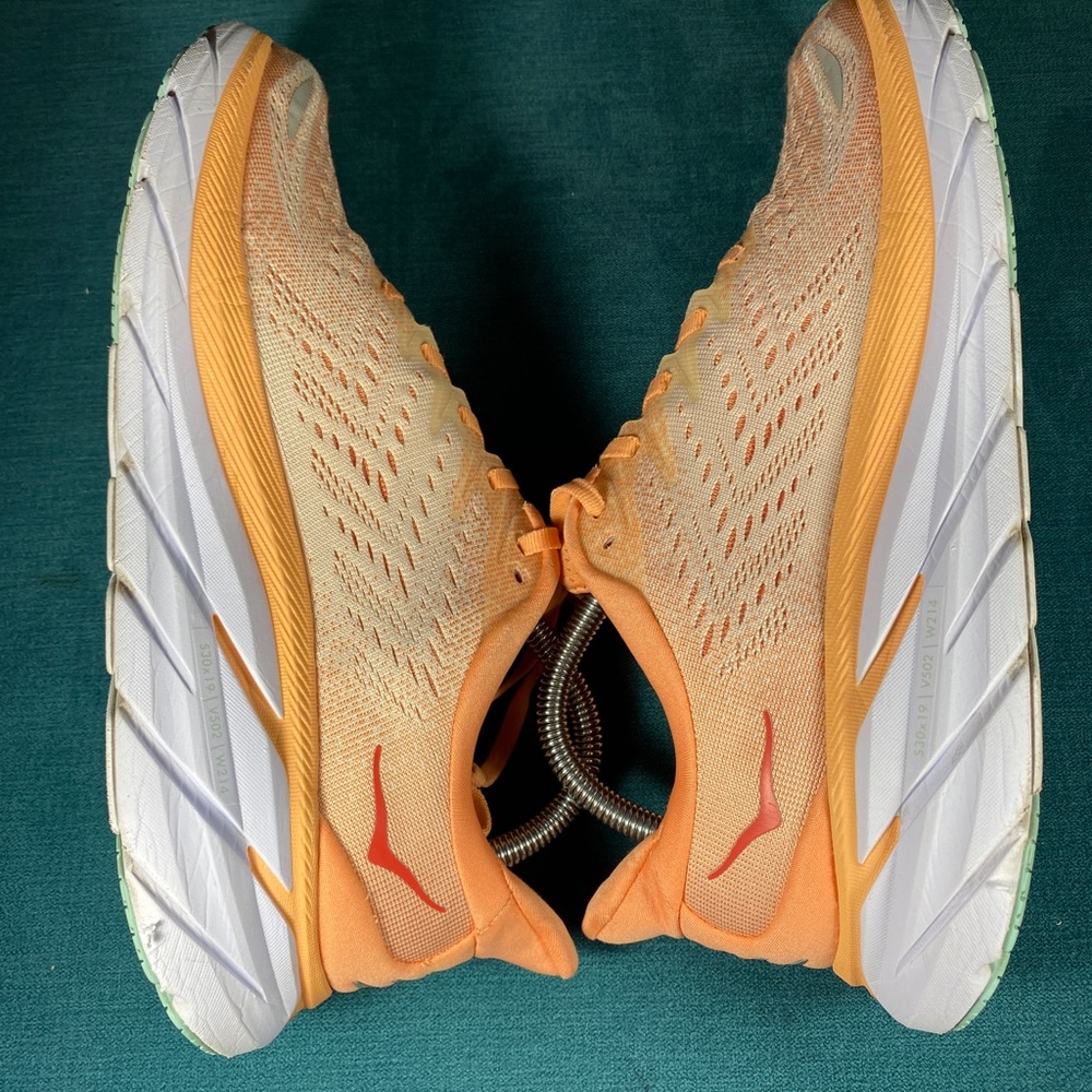 Size 9 - Women’s Hoka One Clifton 8 peach shoes - Picture 6 of 9